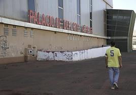 Exterior del deteriorado recinto deportivo de Argana.