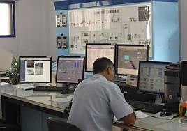 Un técnico del CAAF, en la sala de control de las plantas desaladoras.