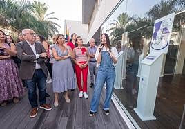 Carolina Bonino, micrófono en mano, explica algunos detalles de su exposición.