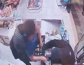 Imagen del momento del robo con violencia.