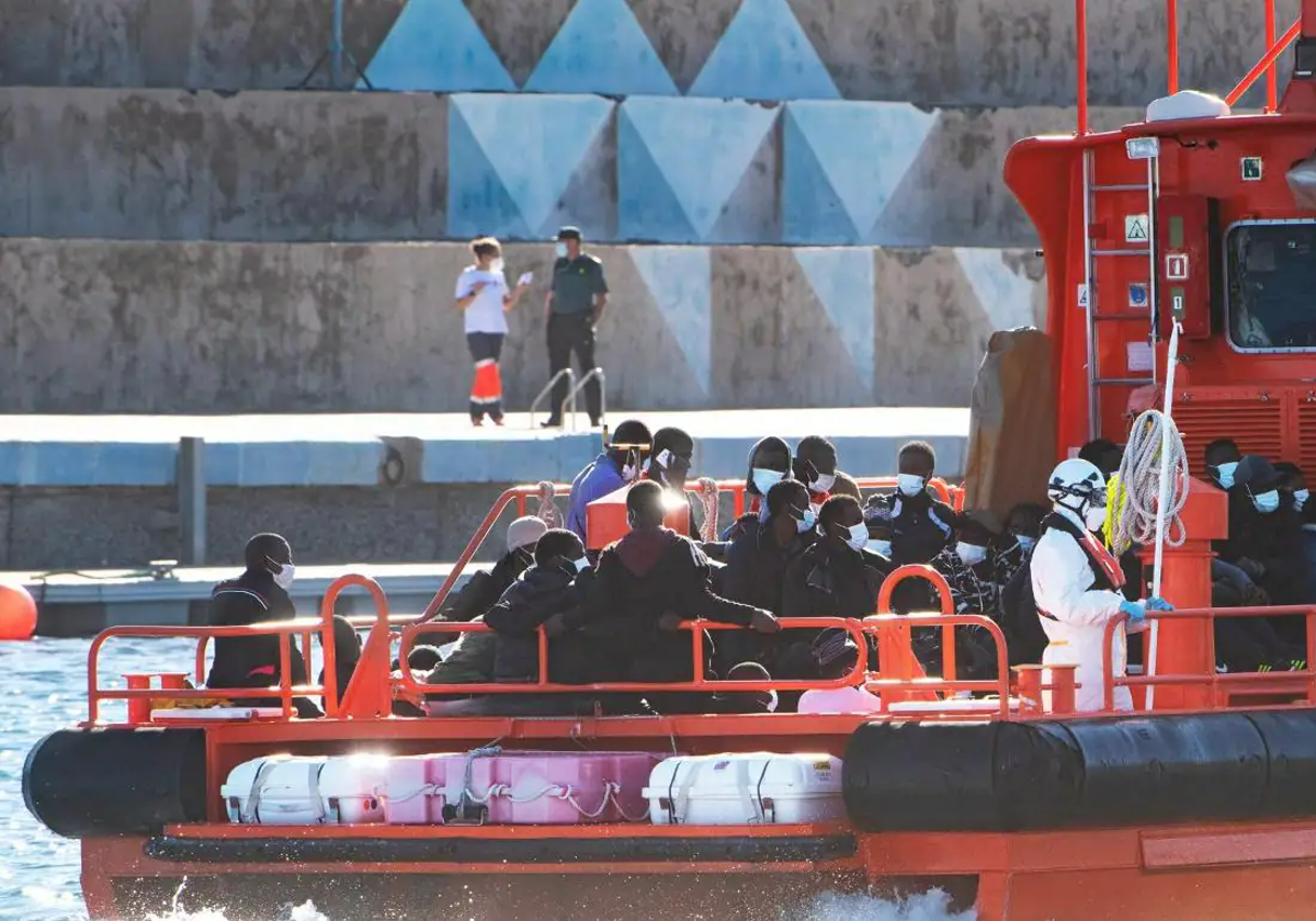 A canoe rescued in Lanzarote with 51 people