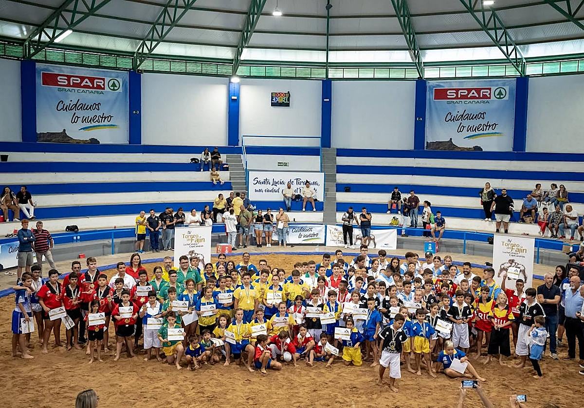 Foto de familia de todos los participantes en este evento de cantera.
