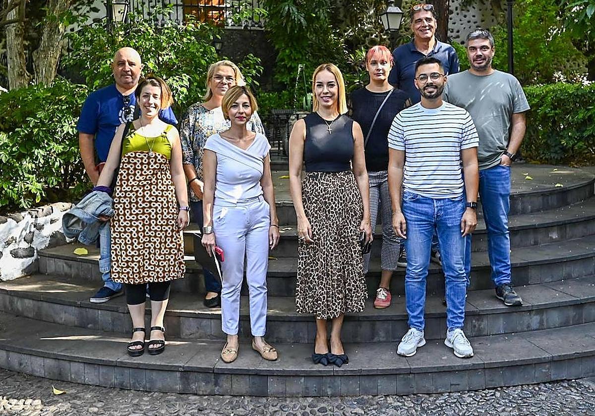 Guacimara Medina y Candy Mendoza en el centro de la imagen, acompañada de los técnicos en la visita cursada al Huerto de la Flores de Agaete.