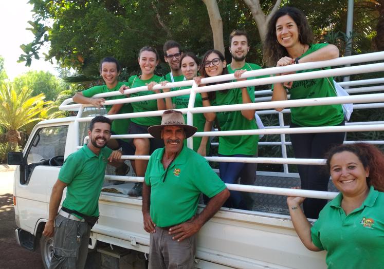 Alumnos de la primera edición, con personal del Oasis Wildlife.