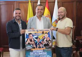 El alcalde de Guía, con Jonatan Santana y Eryera Ramírez con el cartel del espectáculo.
