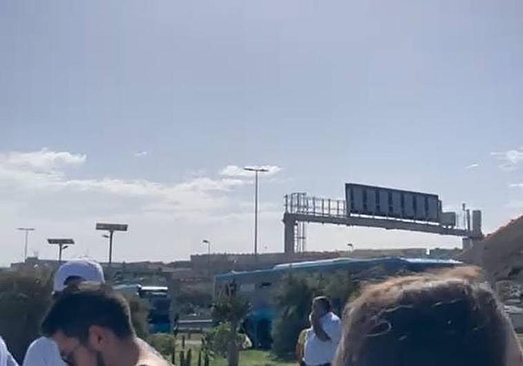 La guagua averiada cerró el paso a las otras tres que entraron el carril.