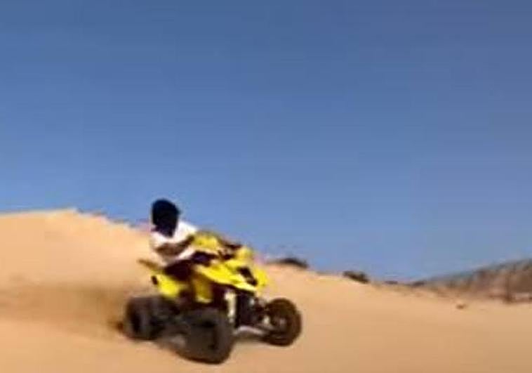 Dos individuos conducen un quad y una moto en el Parque Natural de Jandía.
