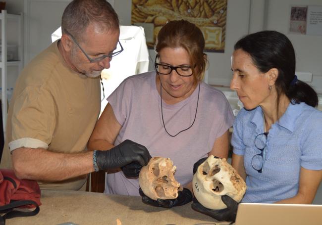 Los tres arqueólogos que forman el equipo que investiga los restos óseos del museo majorero.