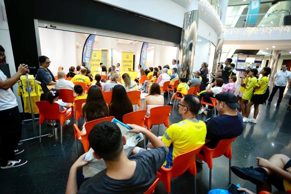 Kirian Rodríguez enciende la Navidad en el CC El Muelle