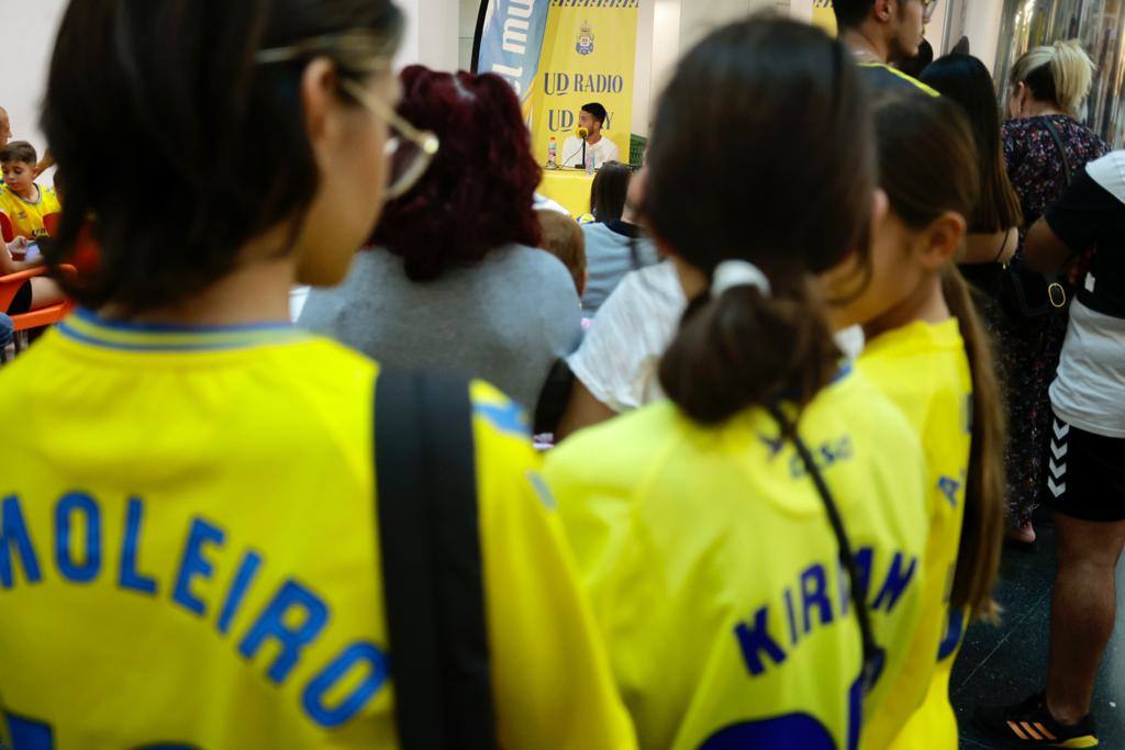 Kirian Rodríguez enciende la Navidad en el CC El Muelle