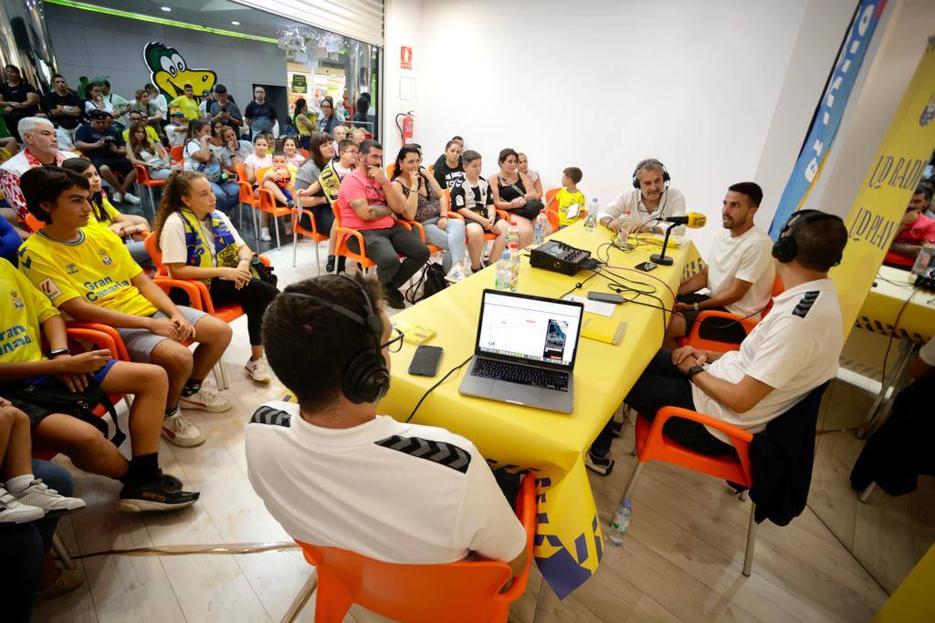 Kirian Rodríguez enciende la Navidad en el CC El Muelle