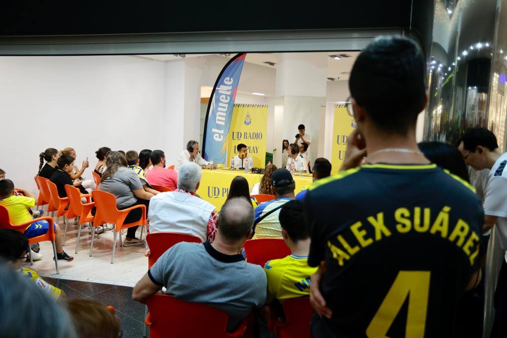 Kirian Rodríguez enciende la Navidad en el CC El Muelle