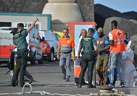 Imagen de la llegada al puerto de La Restinga de personas rescatadas por la embarcación de Salvamento Marítimo.