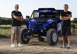Javier Rodríguez, junto a su copiloto Joni Pérez yel vehículo de Yamaha con el que compite.