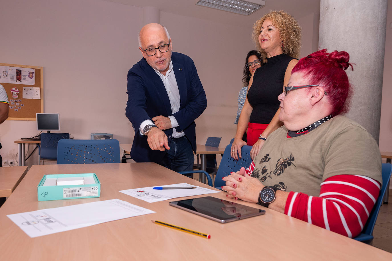 Visita del presidente del Cabildo de Gran Canaria, Antonio Morales, a la sede de Adepsi en la capital grancanaria.