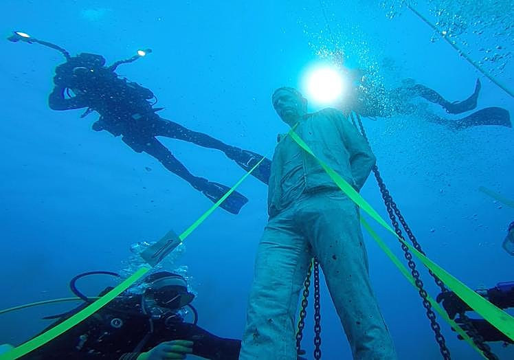 Instalación en 2016 de una figura del Museo Submarino del Atlántico.