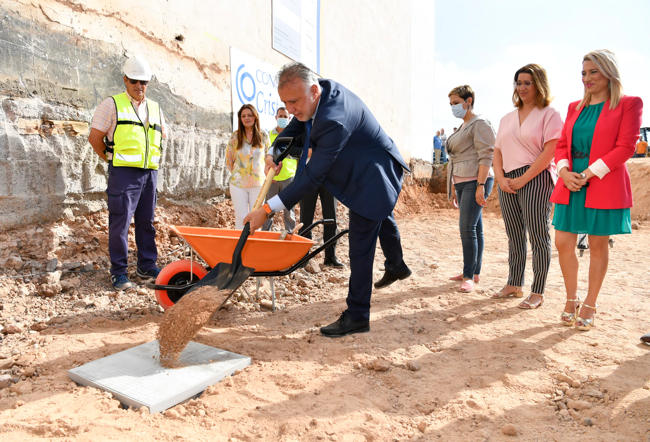 Durante su mandato como presidente de Canarias, Torres apoyó proyectos como la primera promoción de casas públicas incluidas en el programa de construcción del Plan de Vivienda de Canarias 2020-2025.