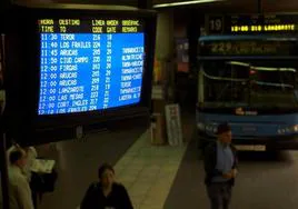 Imagen de archivo de monitor con horarios, líneas y andenes en la estación de San Telmo.