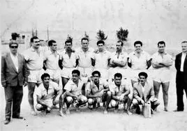 El Ajodar, con Abel Cardenes, el segundo de pie por la izquierda, en 1960.