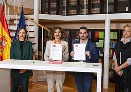 Momento de la firma del pacto que CC cerró con el PSOE el 10 de noviembre, basado en la agenda canaria.