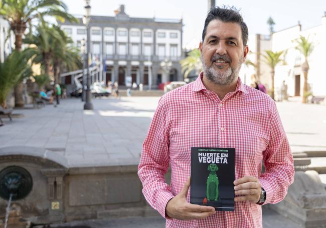 Christian Santana, con un ejemplar de su novela 'Muerte en Vegueta'.