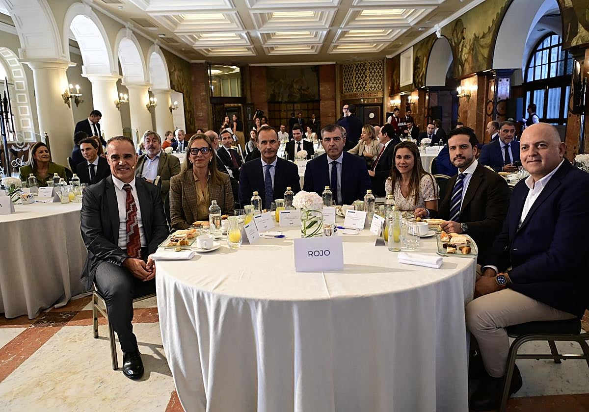 El vicepresidente del Gobierno y el comisionado del REF, entre miembros de la APD, como la consejera Ana Suárez y el director, Francisco Torres, ayer.
