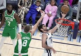 Santi Aldama anota ante Kristaps Porzingis.