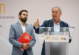 Los diputados del PSOE, Sebastián Franquis y Manuel Hernández.