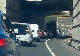 Una colisión entre una guagua y un coche provoca largas retenciones en la capital grancanaria