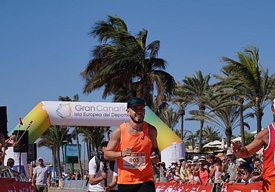 Lionell, pletórico y feliz, nada más cruzar la línea de meta en Maspalomas.