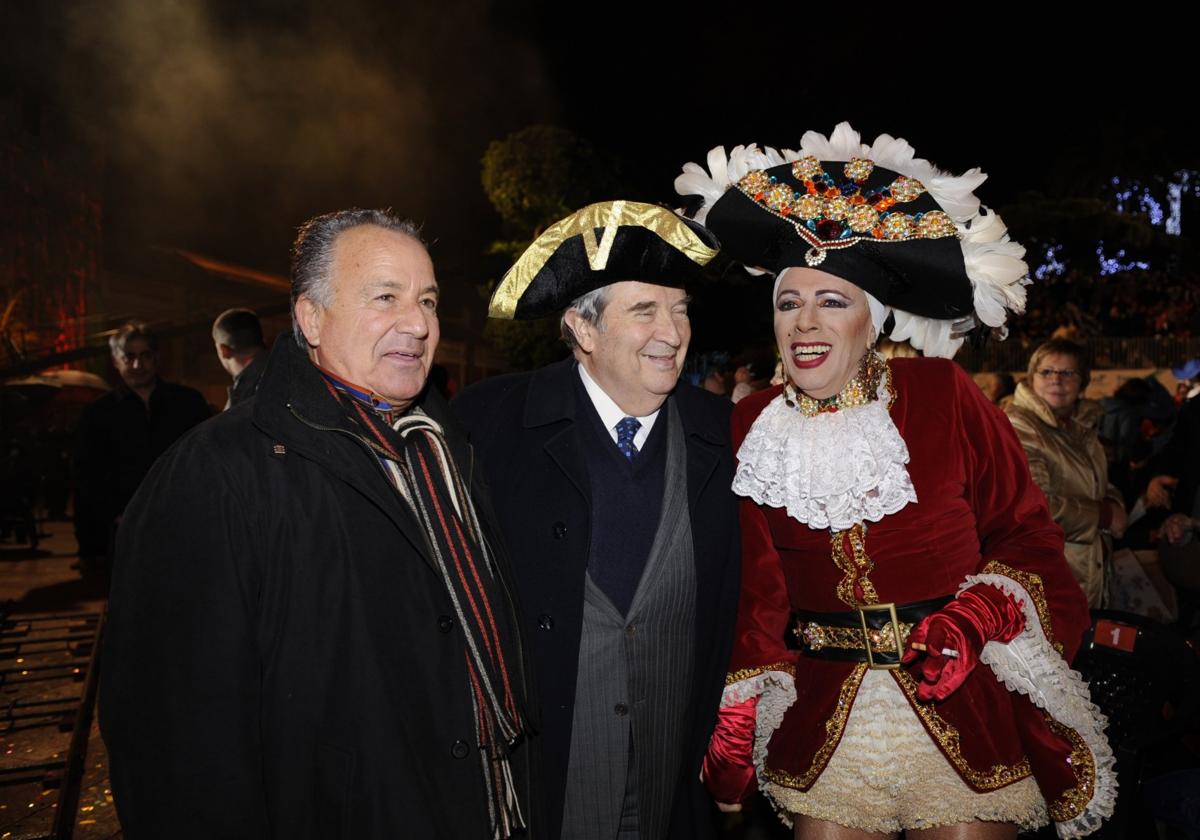 Imagen de archivo de la gala Drag Queen del año 2009, acompañado del empresario Roberto Goíriz y el humorista Xayo.