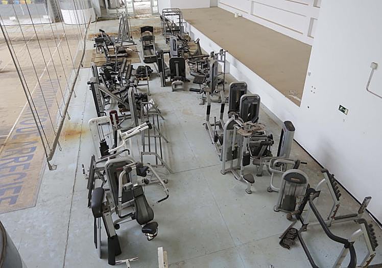 Material del gimnasio que quedó tras el cierre en 2013.