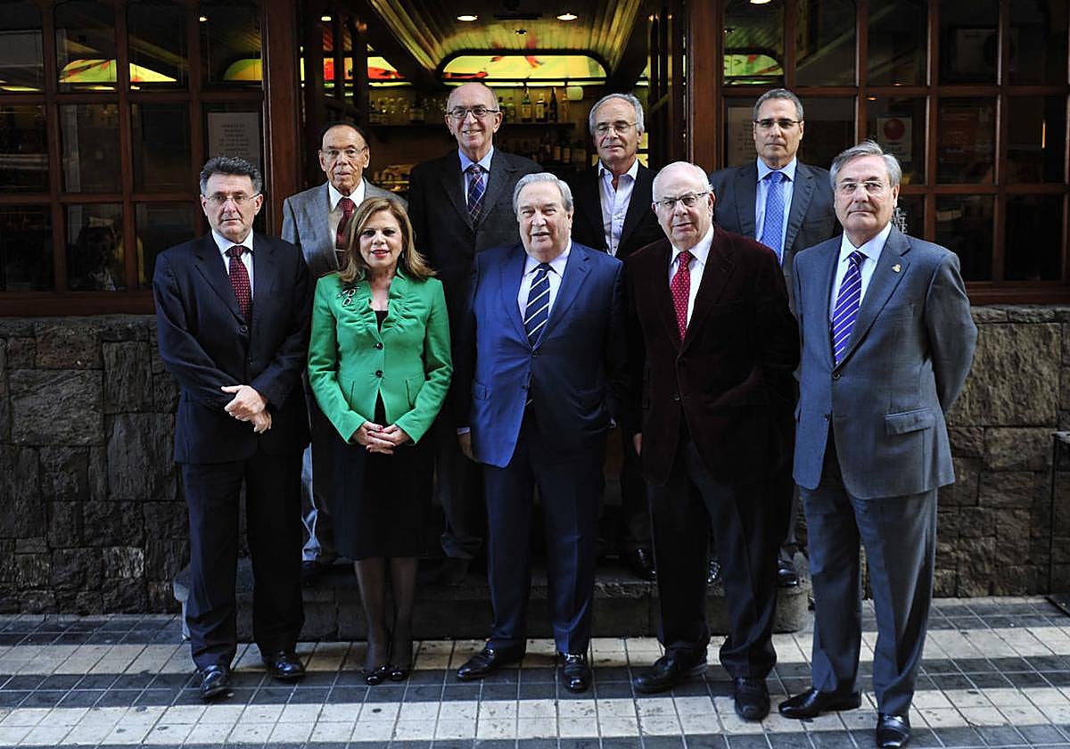 Saavedra, con integrantes de su primer gabinete, en un encuentro en la capital grancanaria.