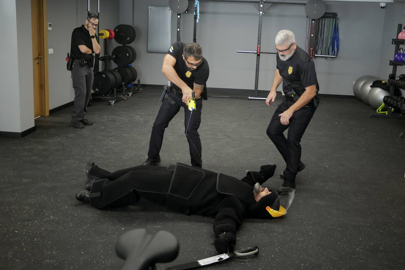 Los policías locales se forman en el uso de las pistolas taser