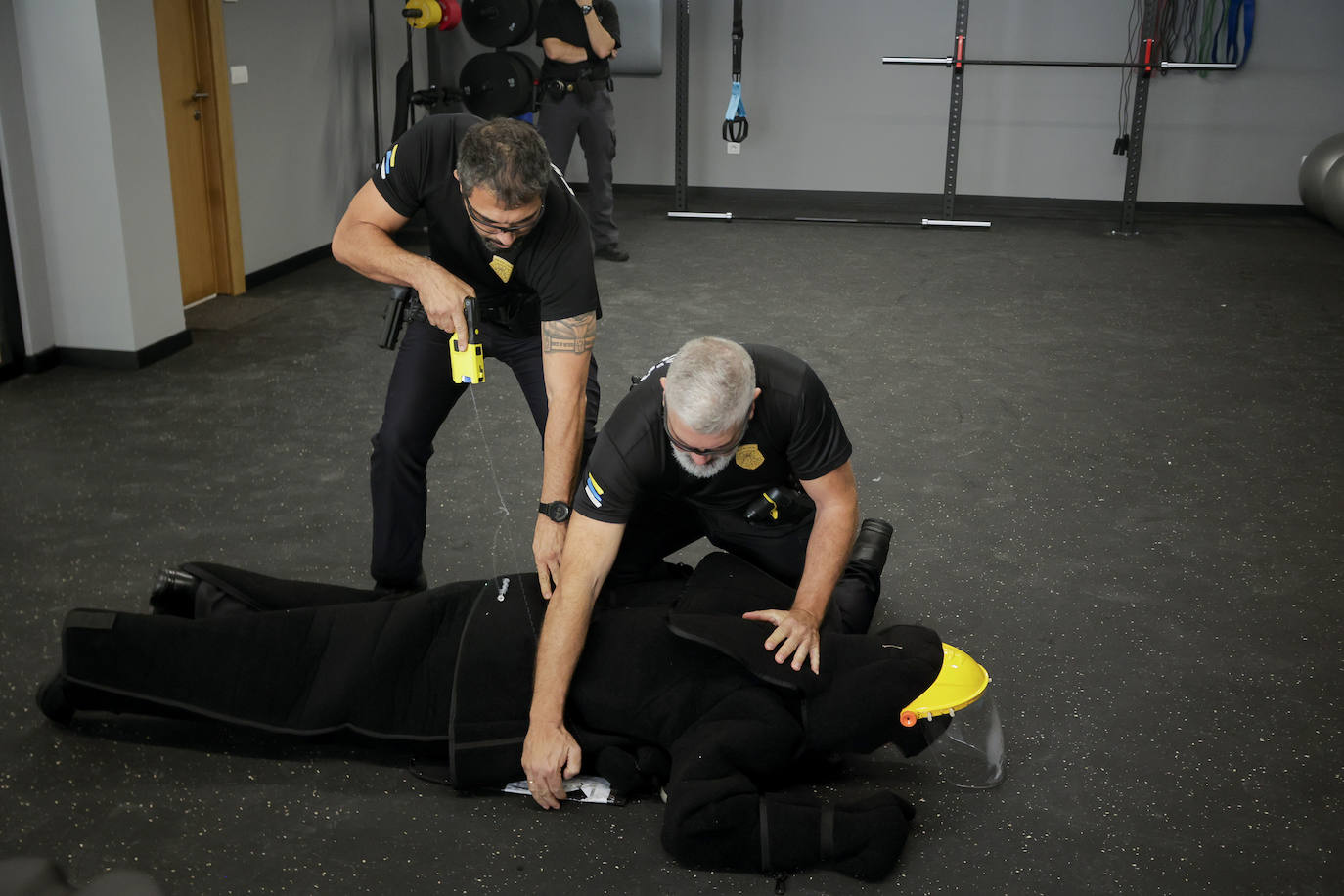 Los policías locales se forman en el uso de las pistolas taser