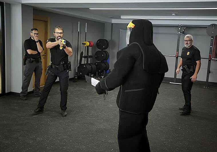 Los agentes, en pleno ejercicio práctico.