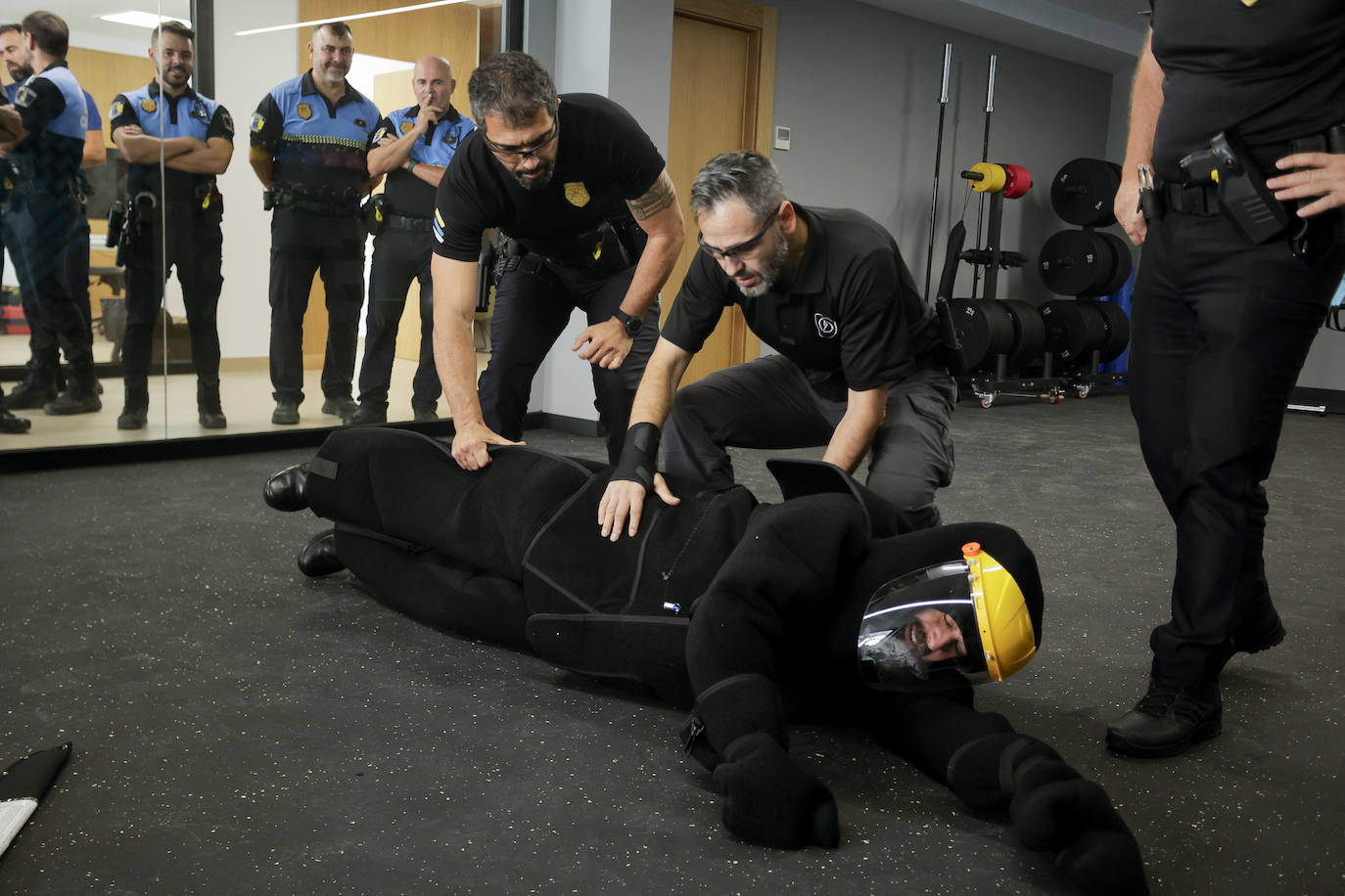 Los policías locales se forman en el uso de las pistolas taser