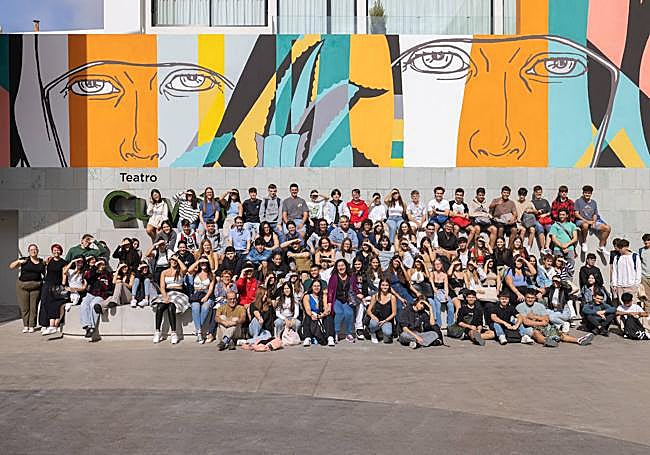 Foto de familia de uno de los grupos de alumnos que asistieron al pase del miércoles.