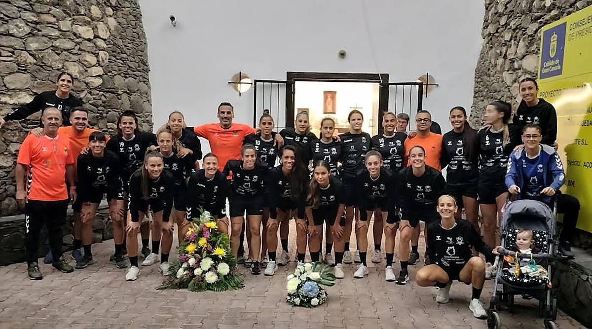 Imagen secundaria 1 - Foto de familia tras la inauguración y jugadoras del Fermarguín, equipo de fútbol que este miércoles hizo una ofrenda a Santa Águeda tras el acto.