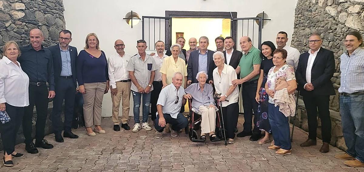 Imagen principal - Foto de familia tras la inauguración y jugadoras del Fermarguín, equipo de fútbol que este miércoles hizo una ofrenda a Santa Águeda tras el acto.