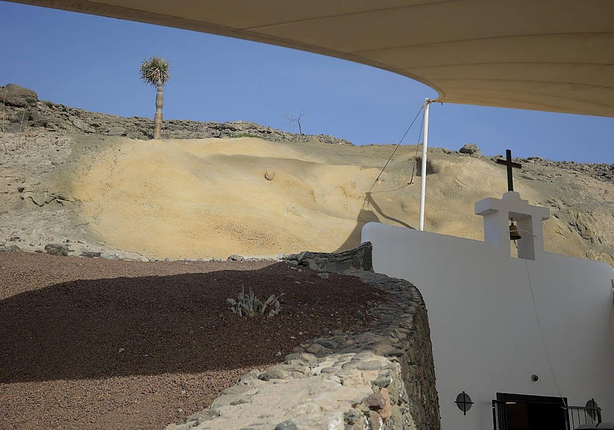 Imagen principal - Cubierta tratada con cemento proyectado, operarios arreglando el acceso y ladera ajardinada en el entorno de la ermita. 