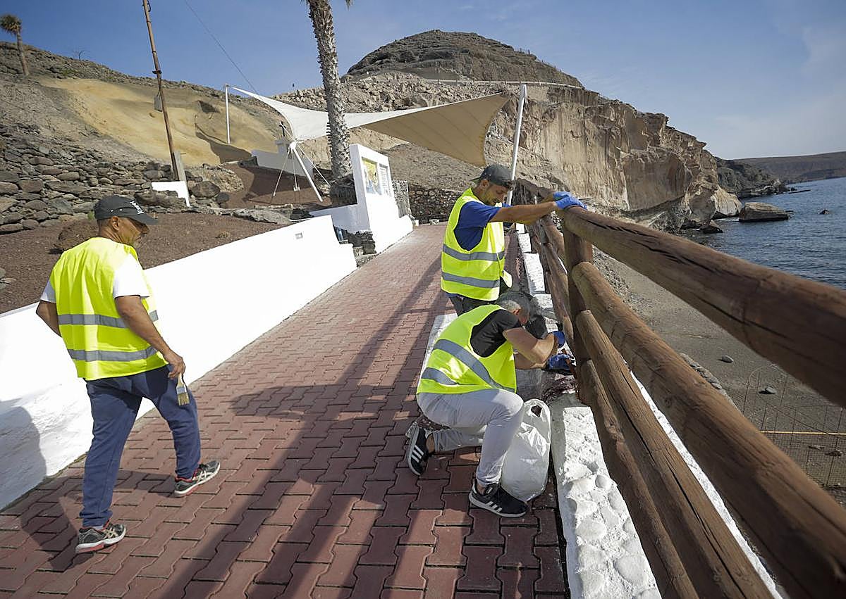 Imagen secundaria 1 - Cubierta tratada con cemento proyectado, operarios arreglando el acceso y ladera ajardinada en el entorno de la ermita. 