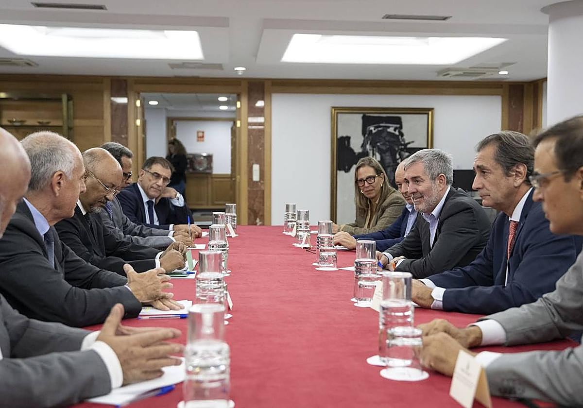 Clavijo este martes en el encuentro de constitución del comité, con representantes de las cámaras canarias y de Mauritania, así como el director de Relaciones con África, Luis Padilla.