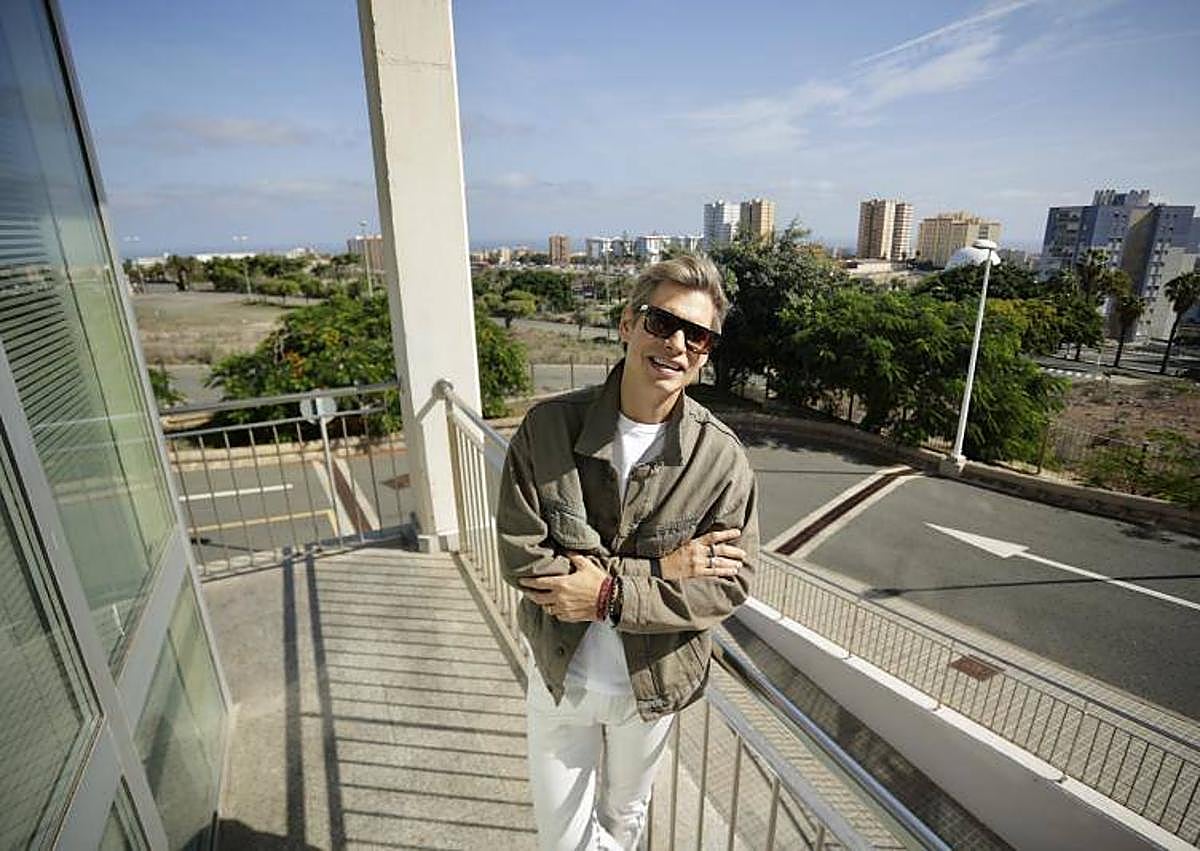 Imagen secundaria 1 - Algunos momentos de la entrevista con Carlos Baute.