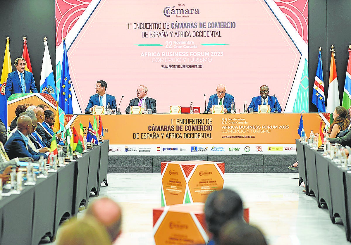 El presidente de la Cámara de Gran Canaria, Luis Padrón, se dirige a los participantes del encuentro, ayer en Infecar.