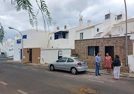 Yonathan de León, alcalde de Arrecife, visitando días atrás el barrio de Tinasoria.