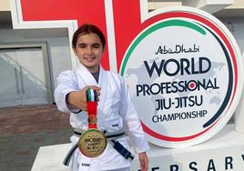 Daniela, orgullosa con su oro en el Mundial de Abu Dabi.
