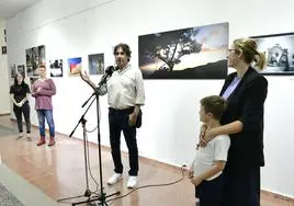 Momento en que Arcadio Suárez se dirige a los asistentes a la inauguración de su exposición fotográfica.