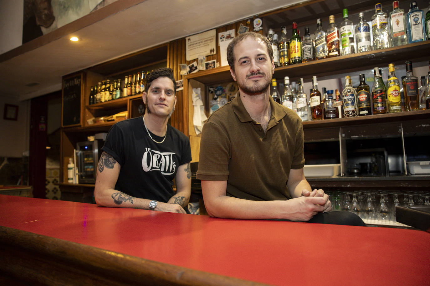 Miranda y Socorro en la barra de El Bote.
