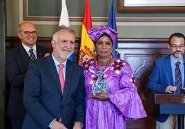 Ángel Víctor Torres entrega la Menina 2023 a la Asociación Multicultural de Mujeres Mauritanas DIMBE.